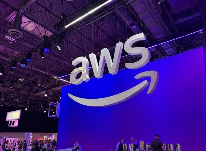 AWS發布自研5代服務器芯片 蘋果高層罕見站臺背書